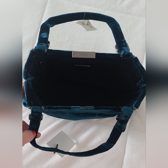 NWT! Vintage Prada Velluto Fibbie Frame Bag in luxurious Deep Blue Velvet! - Picture 4 of 12